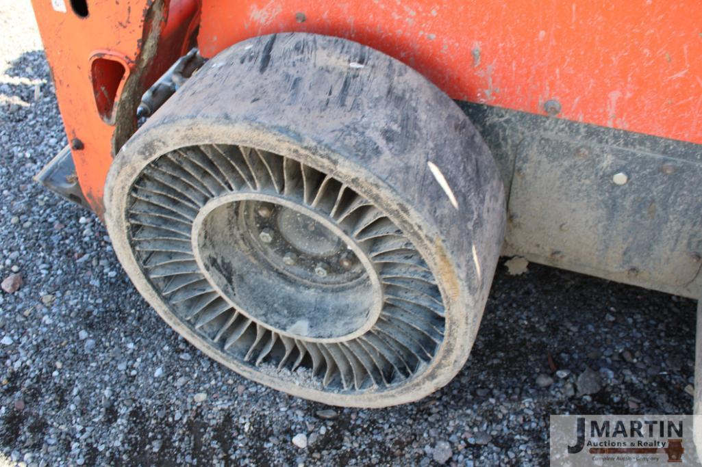 Kubota SSV75 skid loader