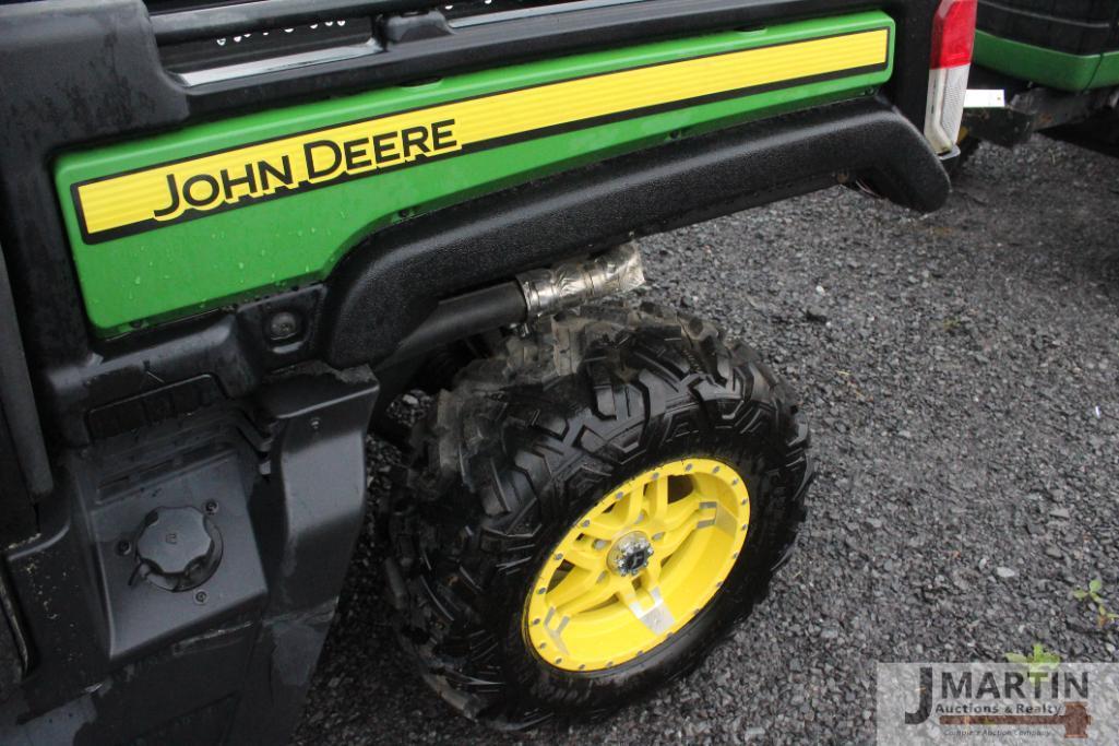 JD 835M gator