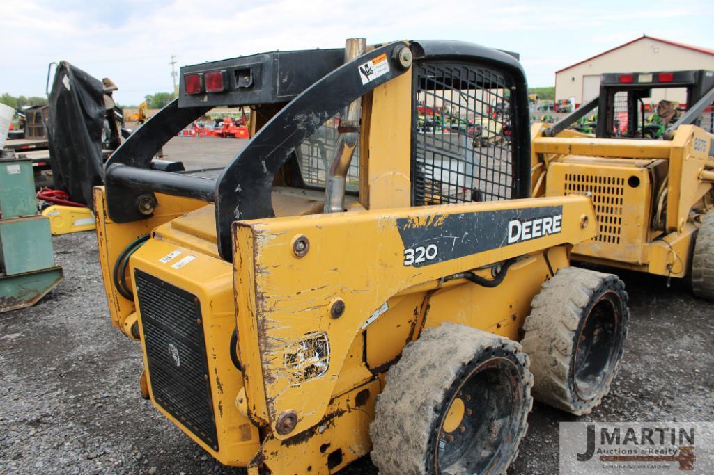 2008 JD 320 skid loader