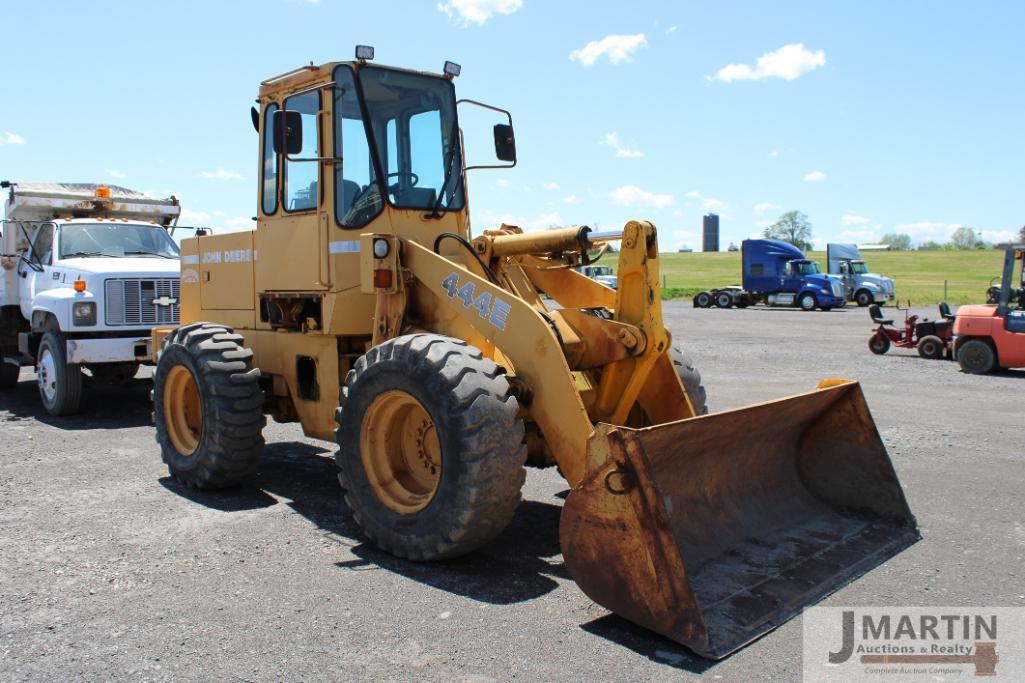 JD 444E payloader