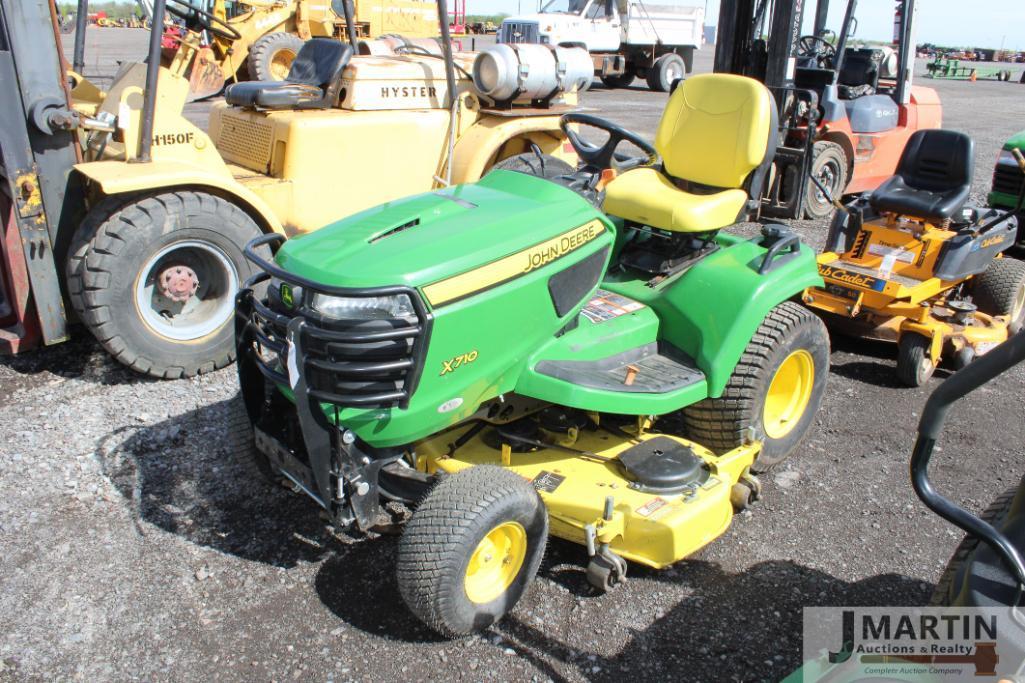 JD X710 riding mower