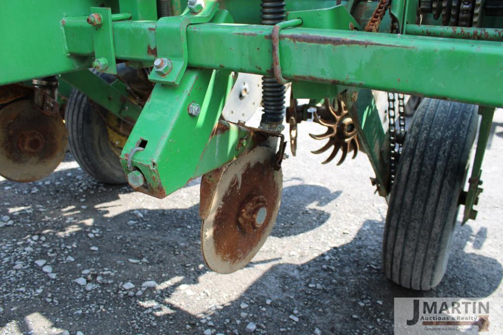 JD 7200 MaxEmerge II 6 row planter