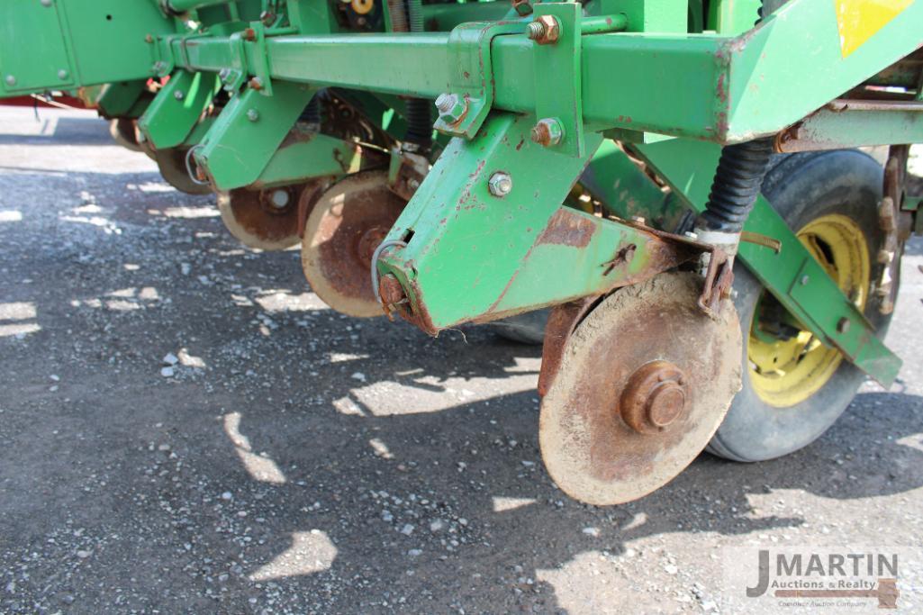 JD 7200 MaxEmerge II 6 row planter