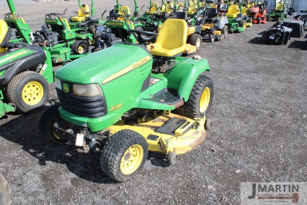 2010 JD X748 lawn mower