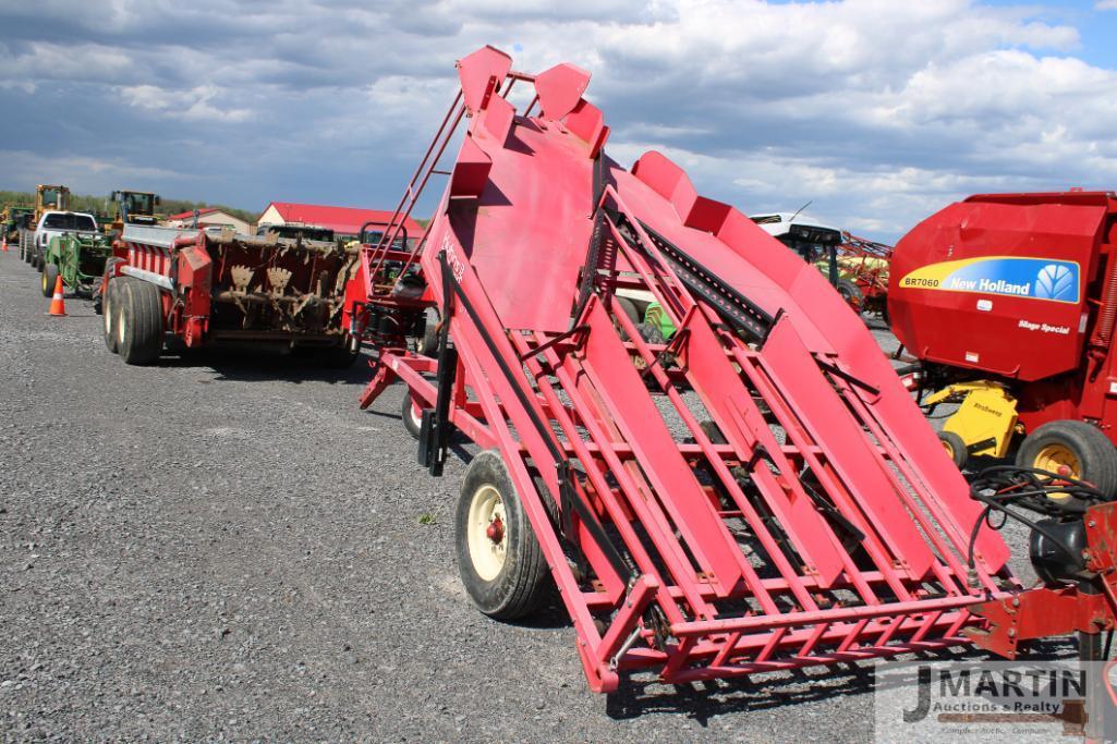 Kuhn 834F bale accumulator (used very little)