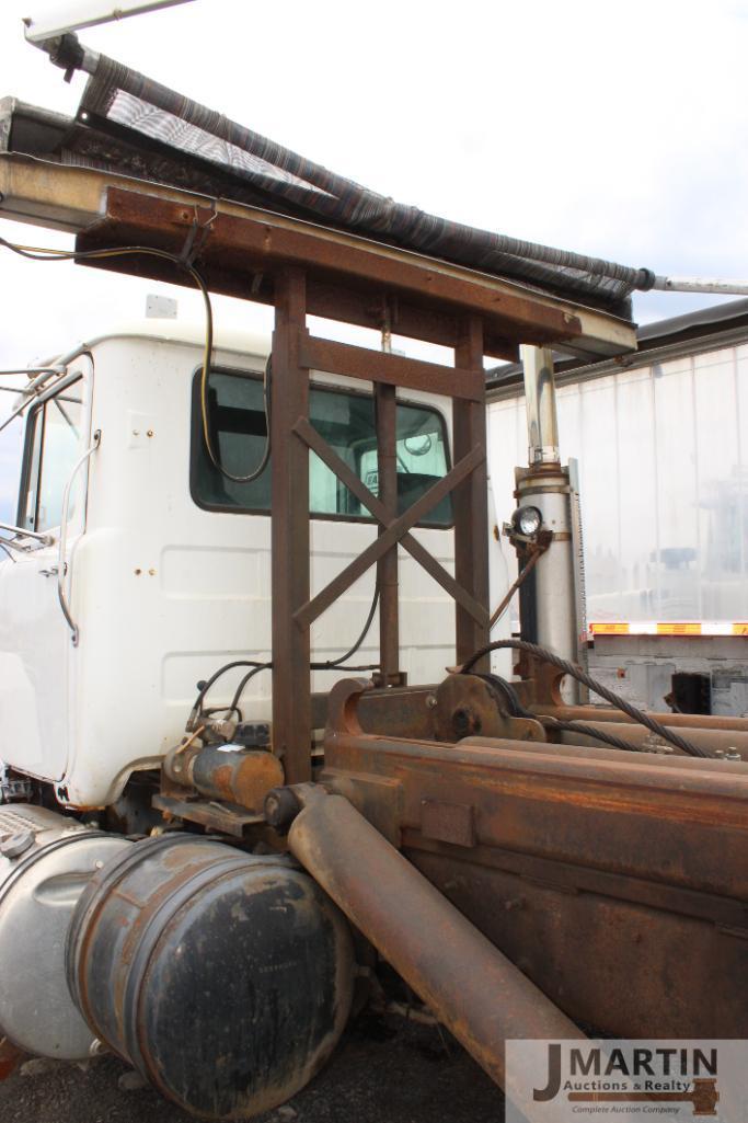 2000 Mack RD6 roll-off truck