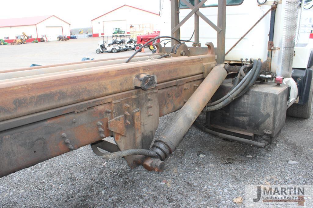 2000 Mack RD6 roll-off truck