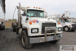 2000 Mack RD6 roll-off truck