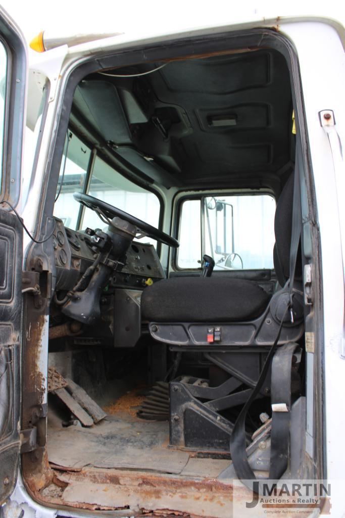 2000 Mack RD6 roll-off truck