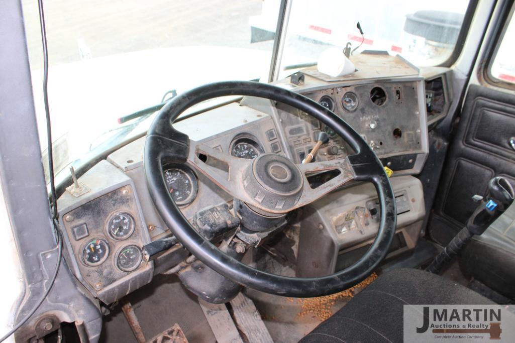 2000 Mack RD6 roll-off truck