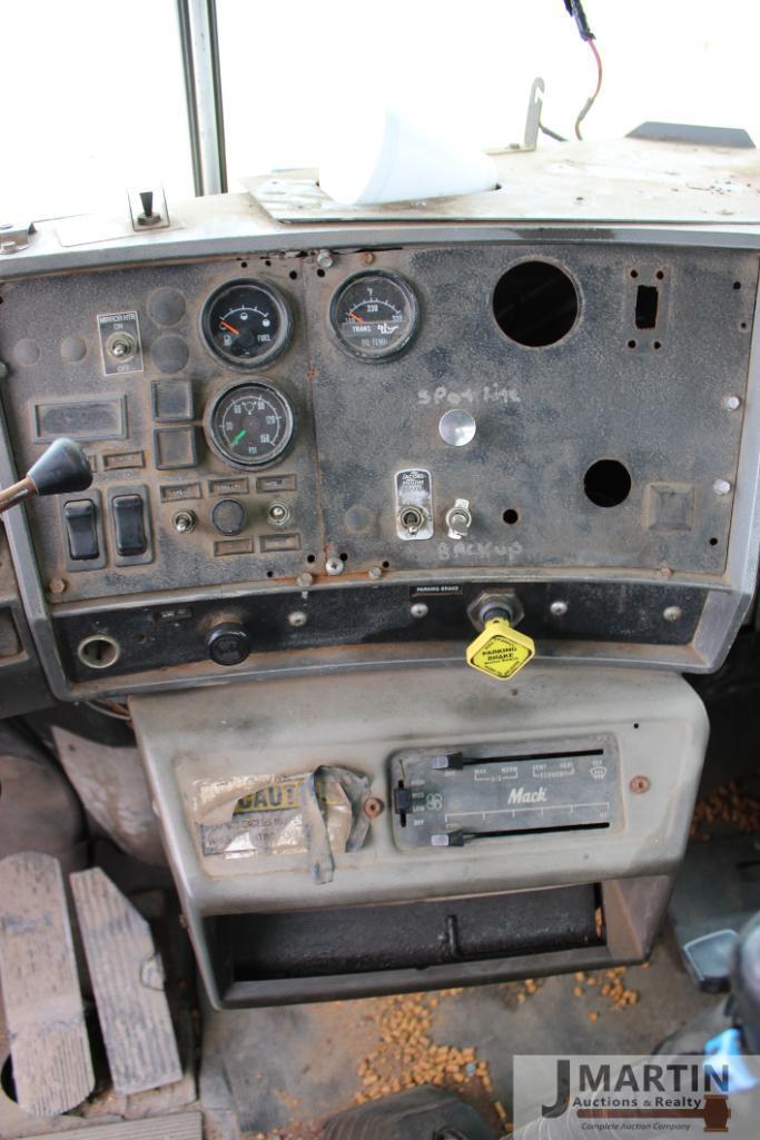 2000 Mack RD6 roll-off truck
