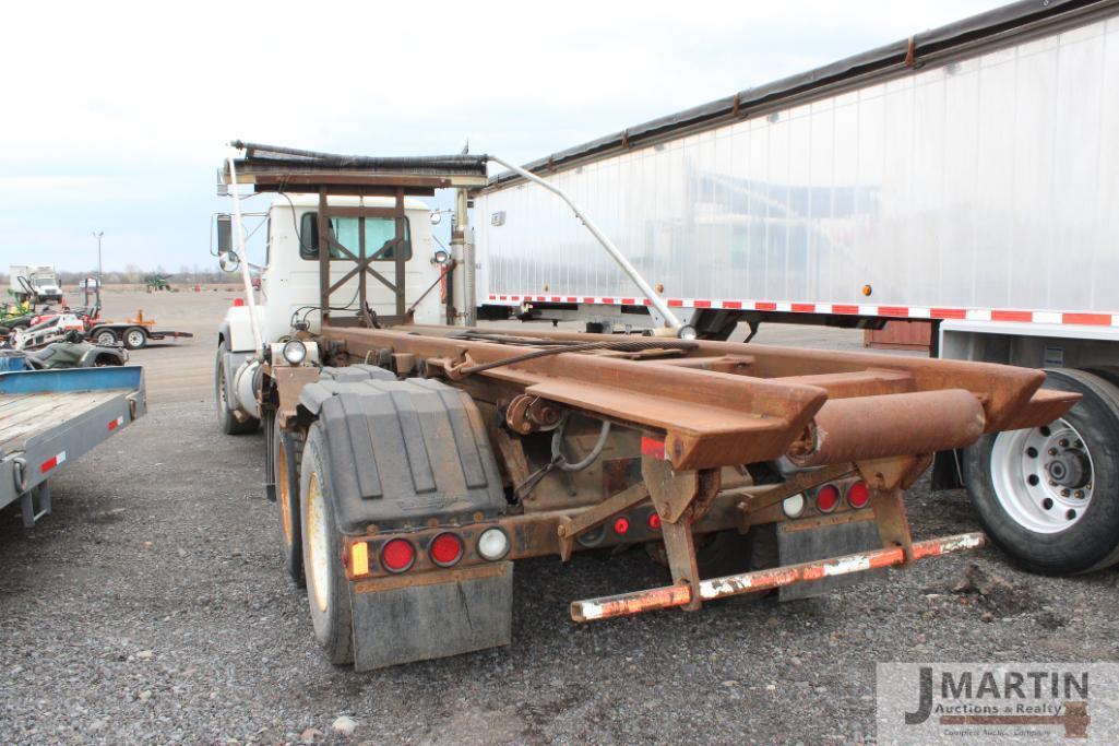 2000 Mack RD6 roll-off truck