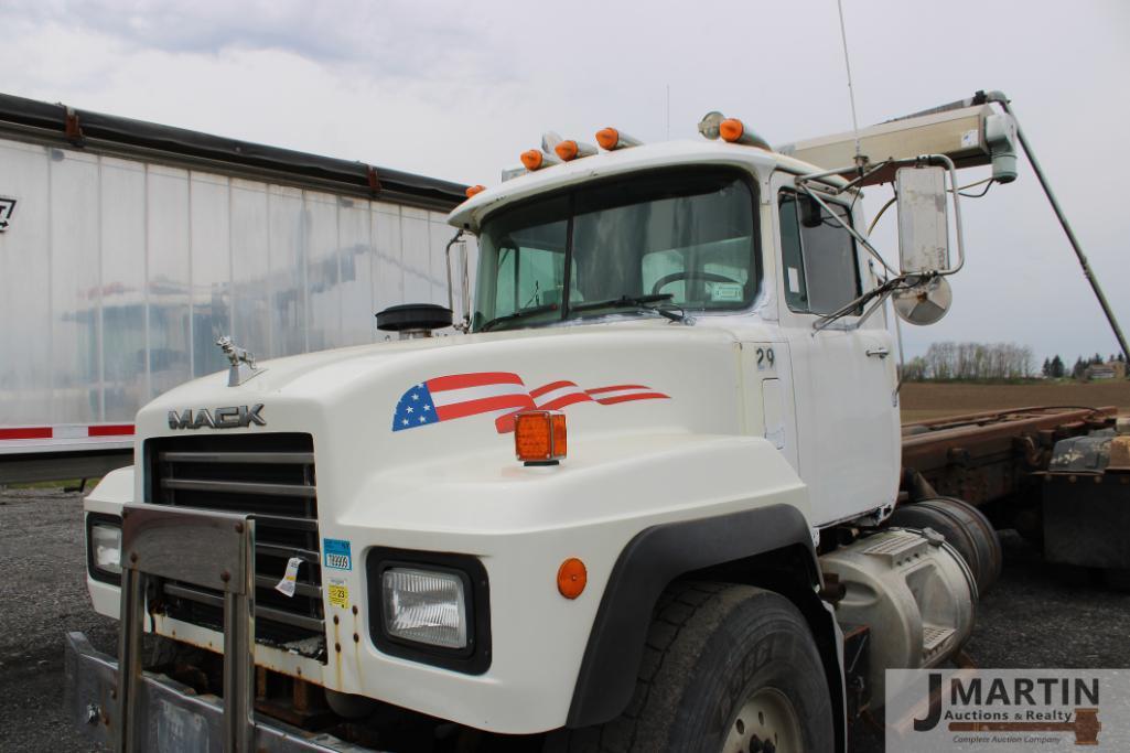 2000 Mack RD6 roll-off truck