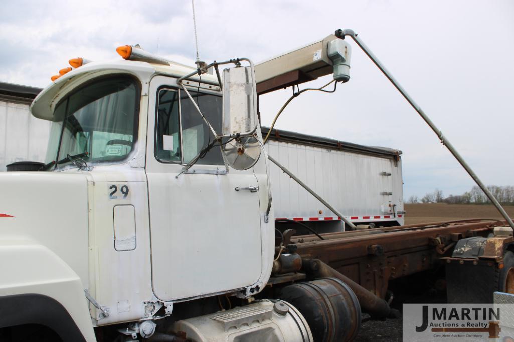 2000 Mack RD6 roll-off truck