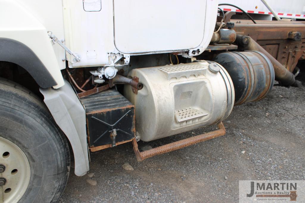 2000 Mack RD6 roll-off truck