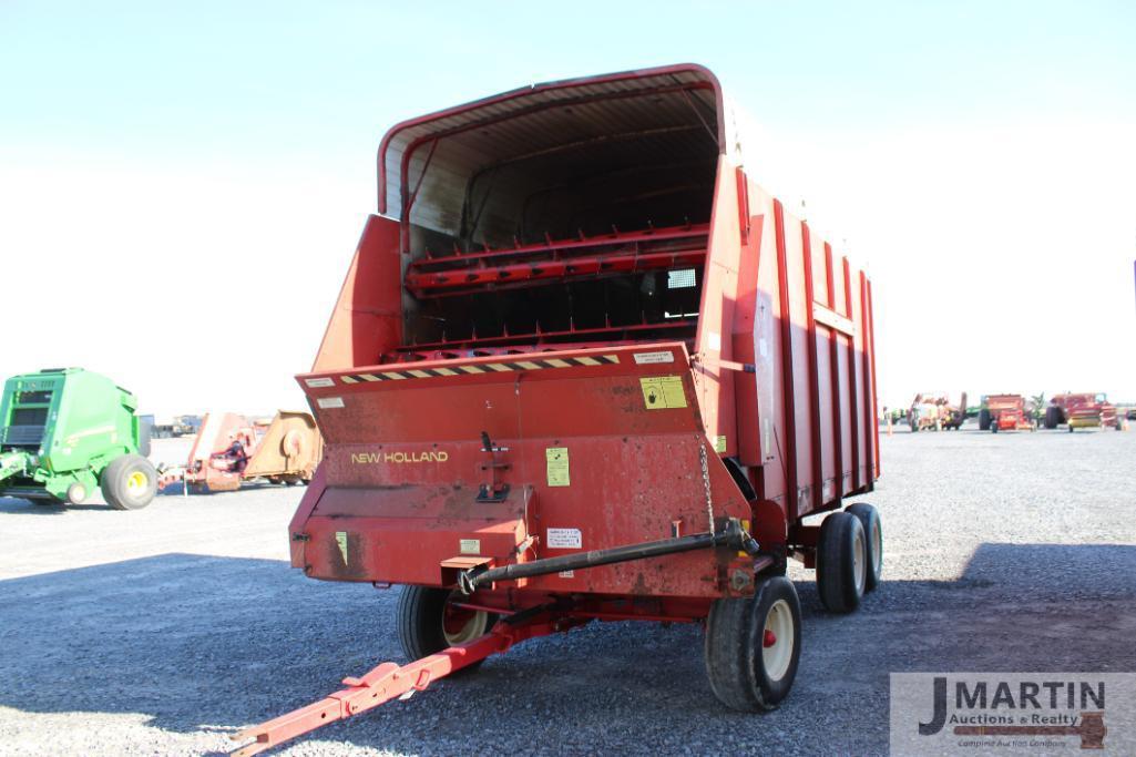 NH 16' silage wagon