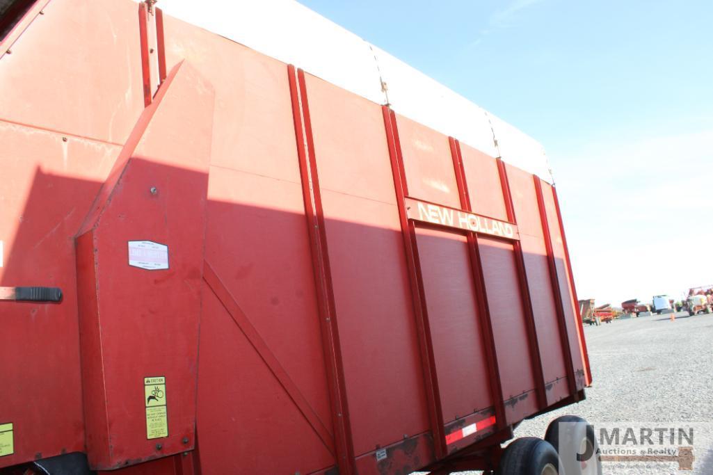 NH 16' silage wagon