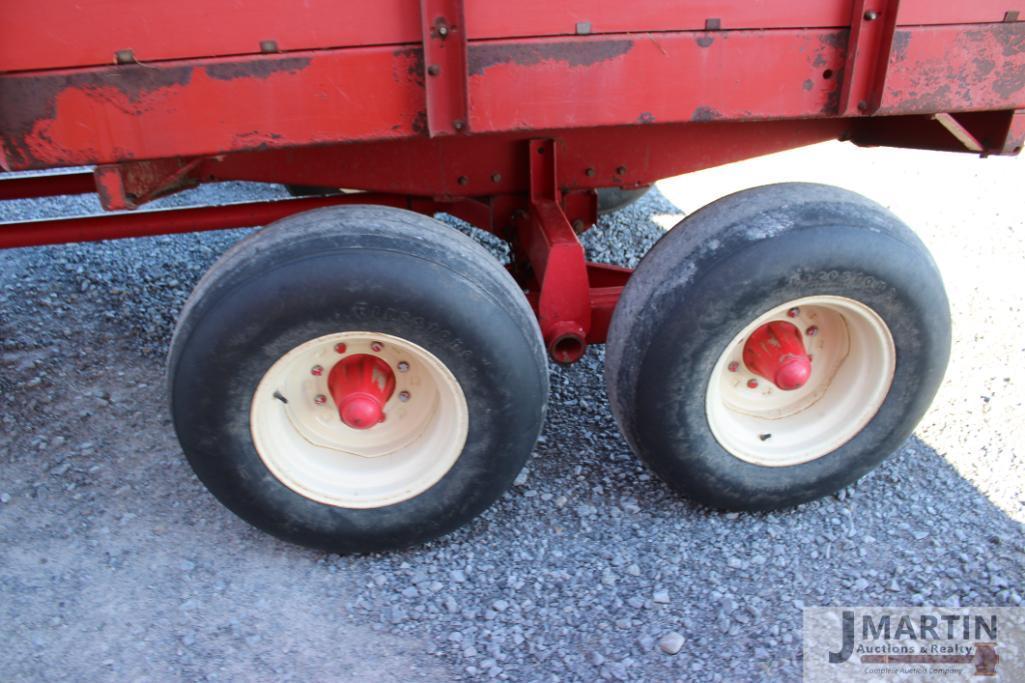 NH 16' silage wagon