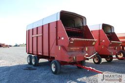 NH 16' silage wagon