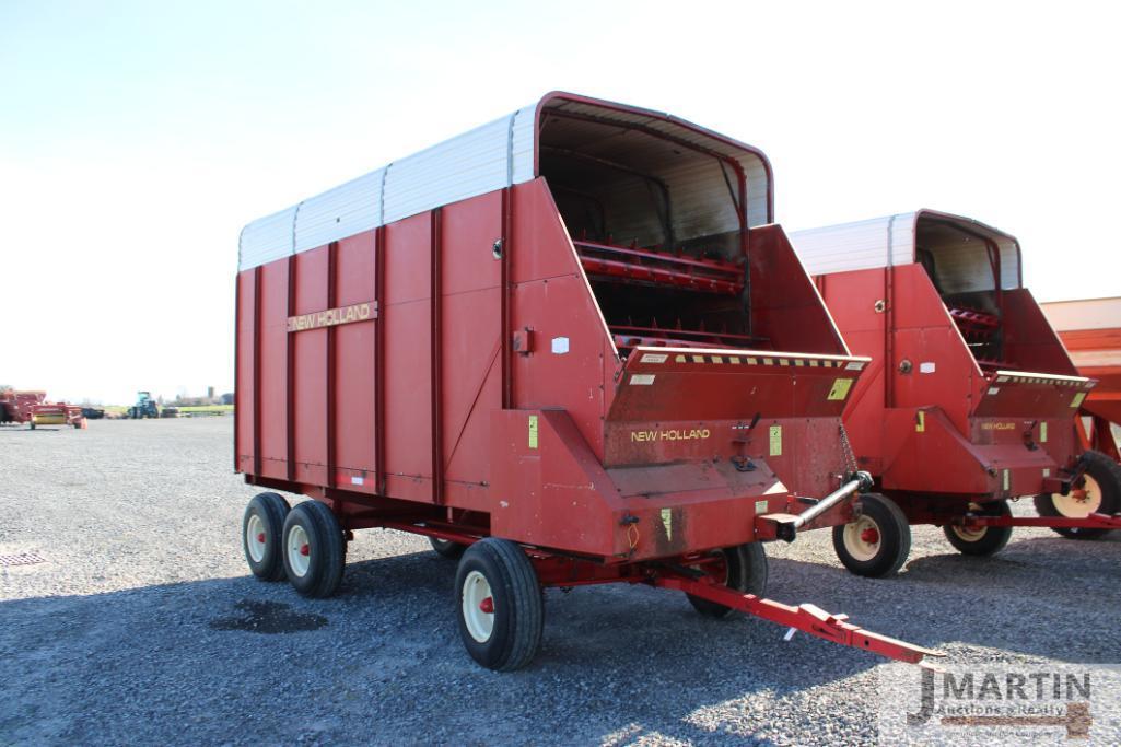 NH 16' silage wagon