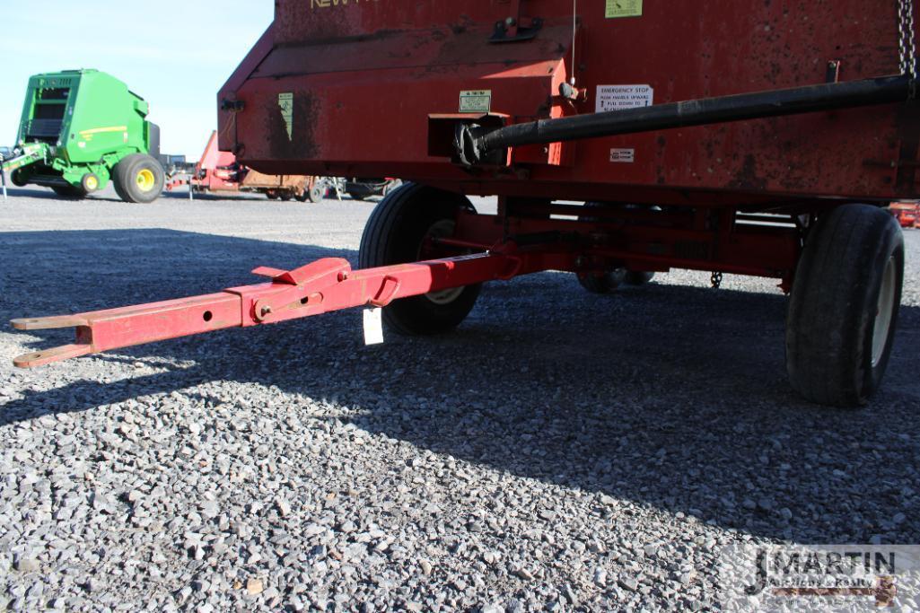 NH 16' silage wagon