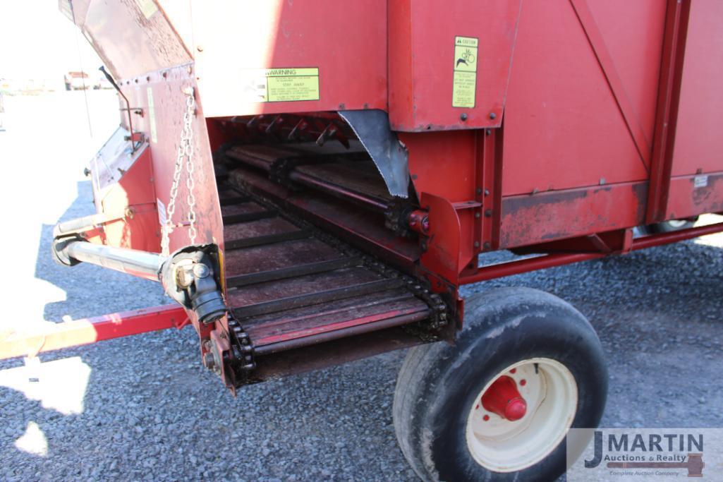 NH 16' silage wagon