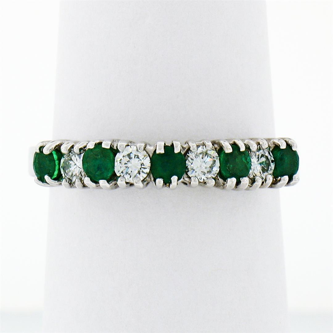 18k White Gold 1.36 ctw Alternating Round Diamond & Emerald Wedding Band Ring