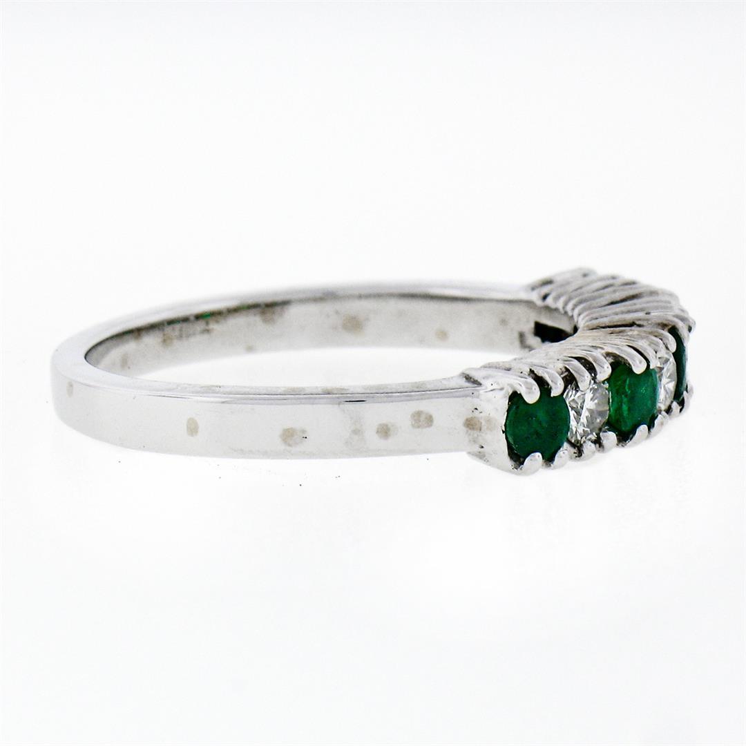 18k White Gold 1.36 ctw Alternating Round Diamond & Emerald Wedding Band Ring