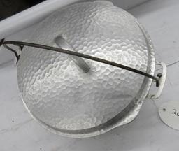 Wagner 3243 Hammered Aluminum Roaster w/ trivet and lid