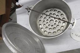 Wagner 3243 Hammered Aluminum Roaster w/ trivet and lid