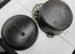 Griswold #8 -2578 Cast Iron Dutch Oven w/ Trivet and lid
