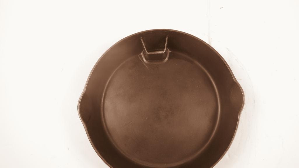 W.E. Beve Ridge #8 Grease less skillet