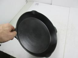 Early unmarked #12 Skillet