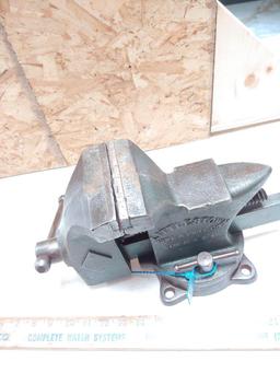Little stown house #450 4 1/2 bench vise