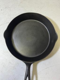 Sidney O (Script Logo) No. 9 cast iron skillet w/ heat ring