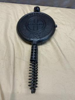 Griswold no. 7 waffle iron, molds 889 and 890, no base