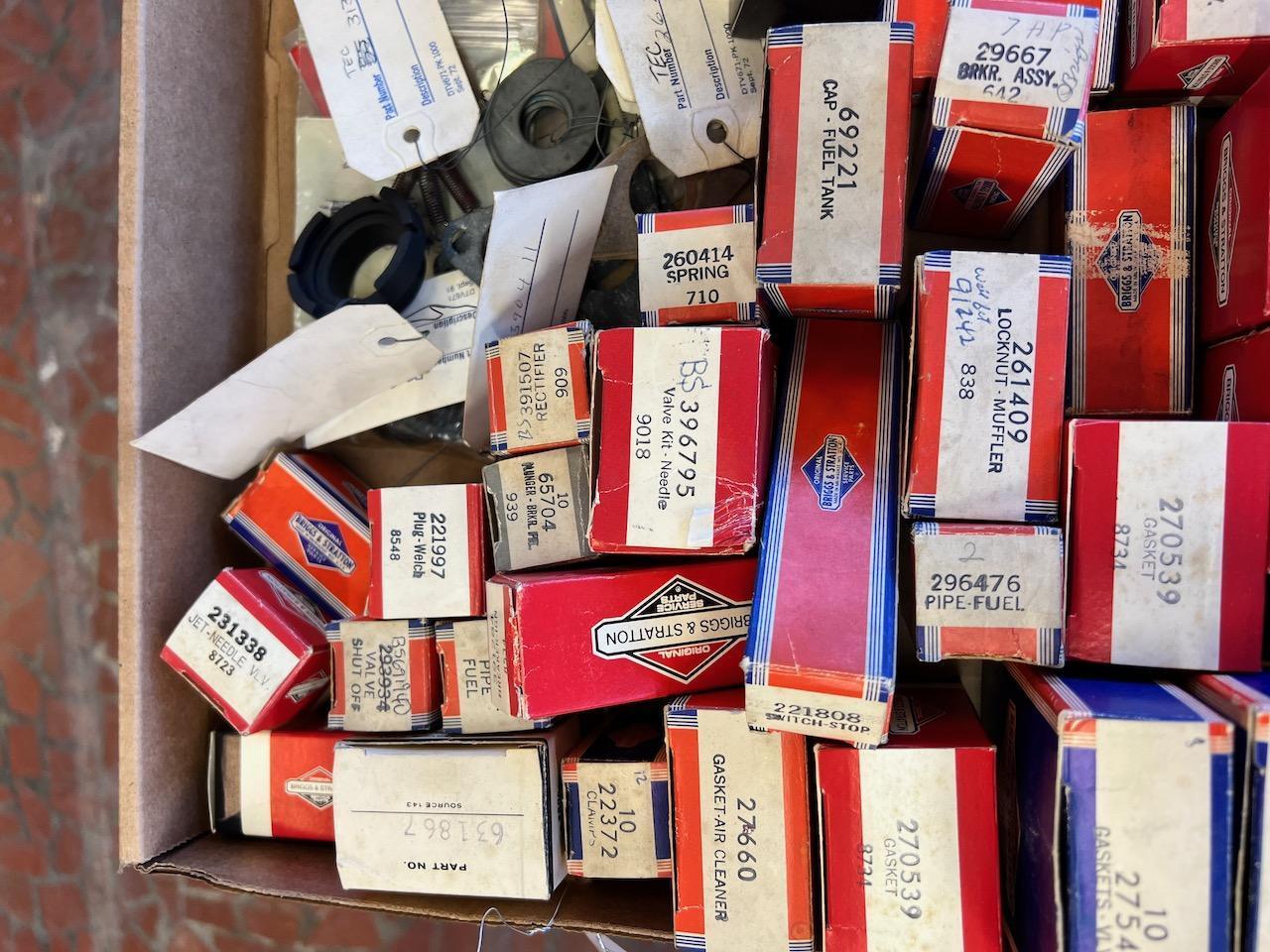 Lot of Asst. Briggs and Stratton parts, see pics for parts numbers