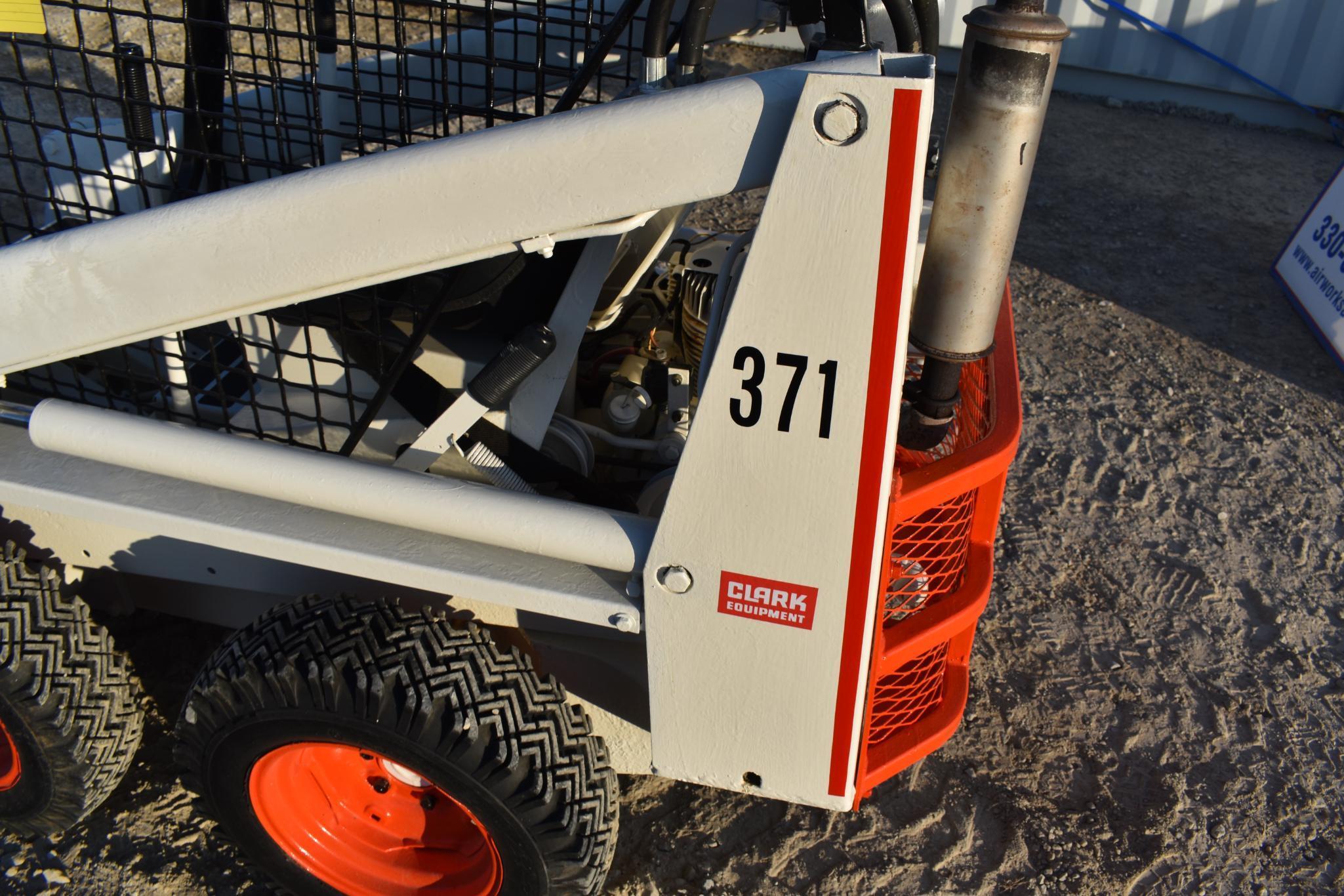 (INV864) 1973 Bobcat 371 Mini Skidloader