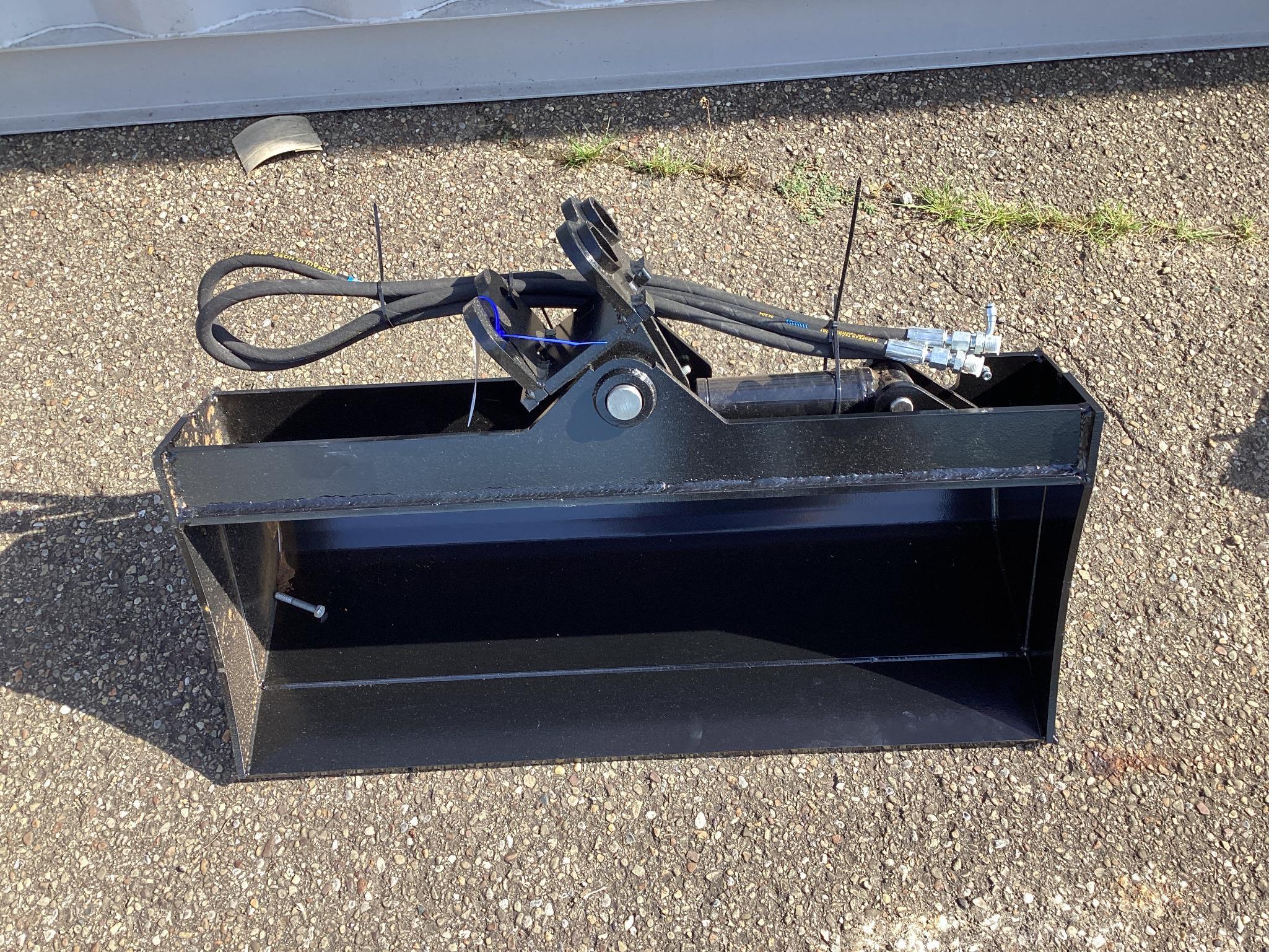 New Unused Miva 32" Hydraulic Tilt Bucket Mini Excavator Attachment