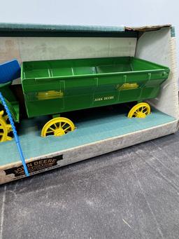 1/16 John Deere Tractor and Wagon NIB