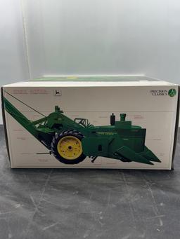 1/16 scale Precision John Deere 4020 w 237 Corn Picker N.I.B.
