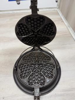 Griswold No. 18 Heart Star Cast Iron Waffle Iron w/ Low Base