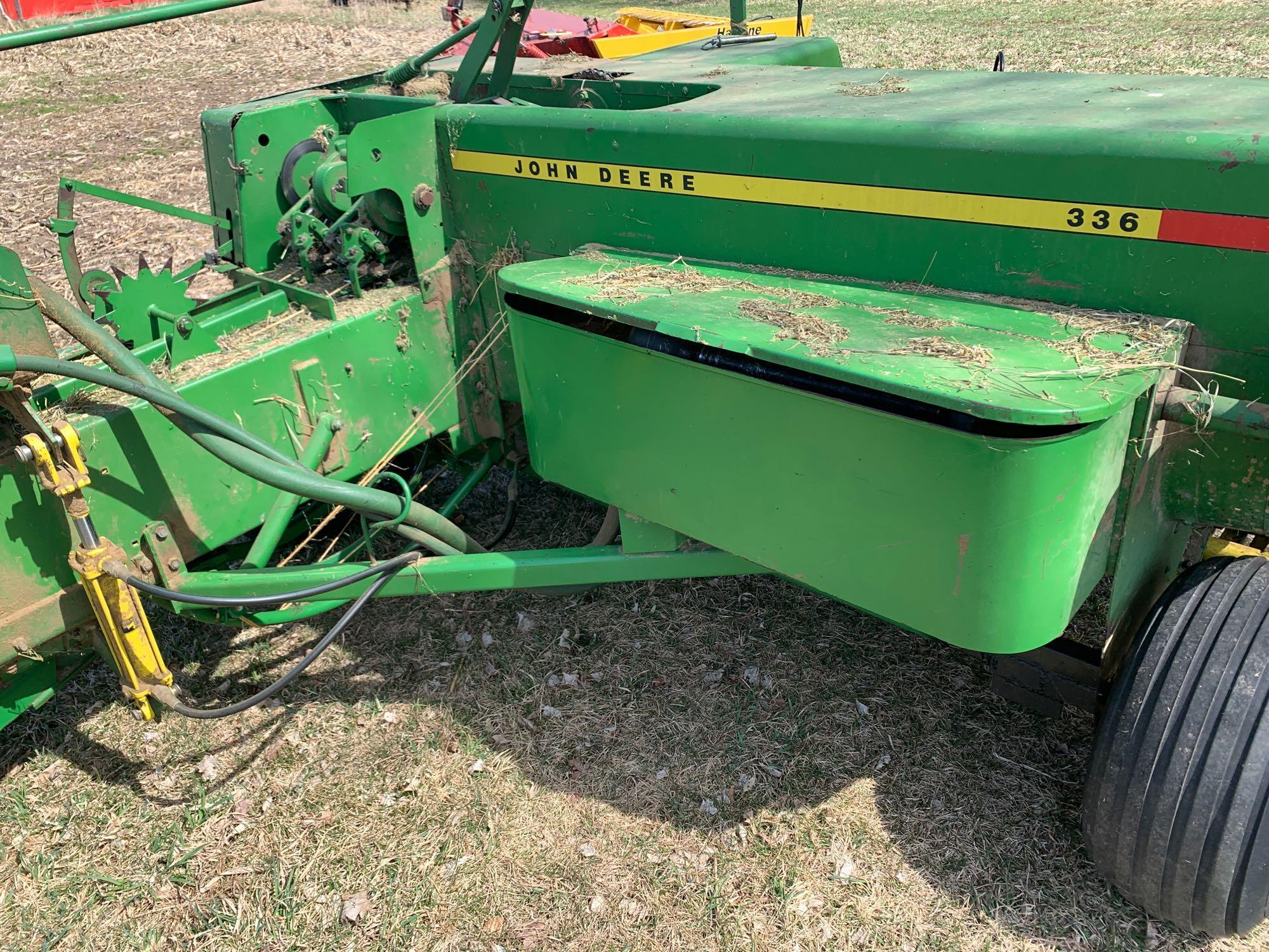 John Deere 336 Baler w/Kicker