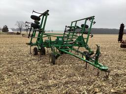 John deere cultivator/ chiesel