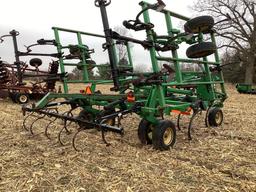 John deere cultivator/ chiesel