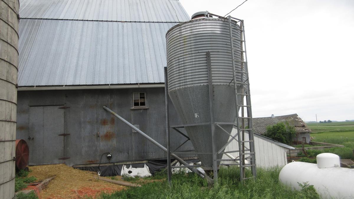 Brock 6 ton Bulk Feed bin with auger