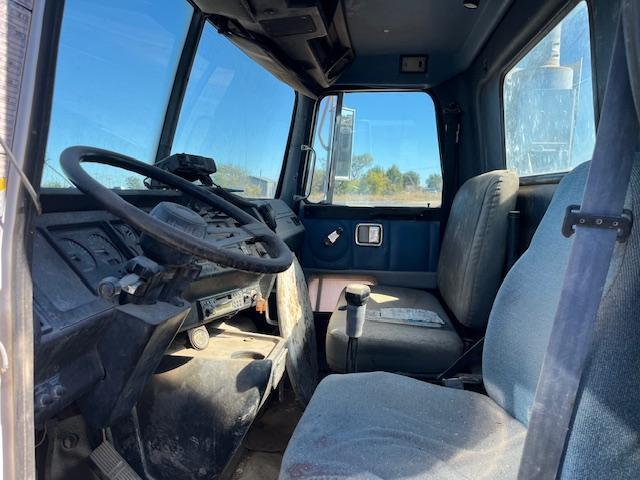1996 VOLVO WG T/A BULK TRUCK, S/N 4V4JDBPF2TN851159, CUMMINS M11 ENG, 9 SPD TRANS, (PARTS TRUCK) .