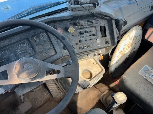 1996 VOLVO WG T/A BULK TRUCK, S/N 4V4JDBPF2TN851159, CUMMINS M11 ENG, 9 SPD TRANS, (PARTS TRUCK) .