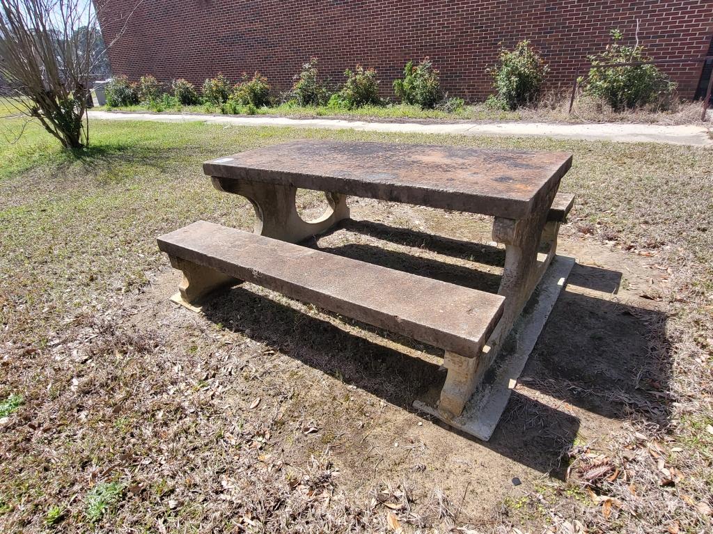 concrete picnic table w. 2 benches 6x3