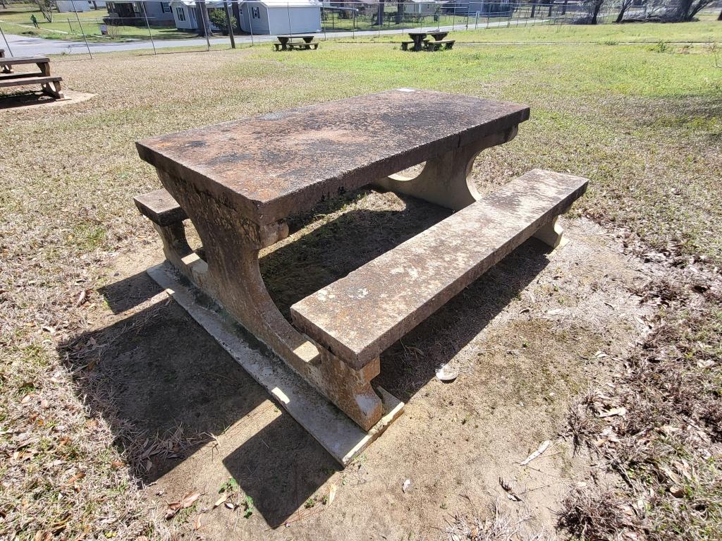 concrete picnic table w. 2 benches 6x3